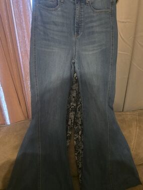 High-Rise Flare Jeans in Medium Blue Wash